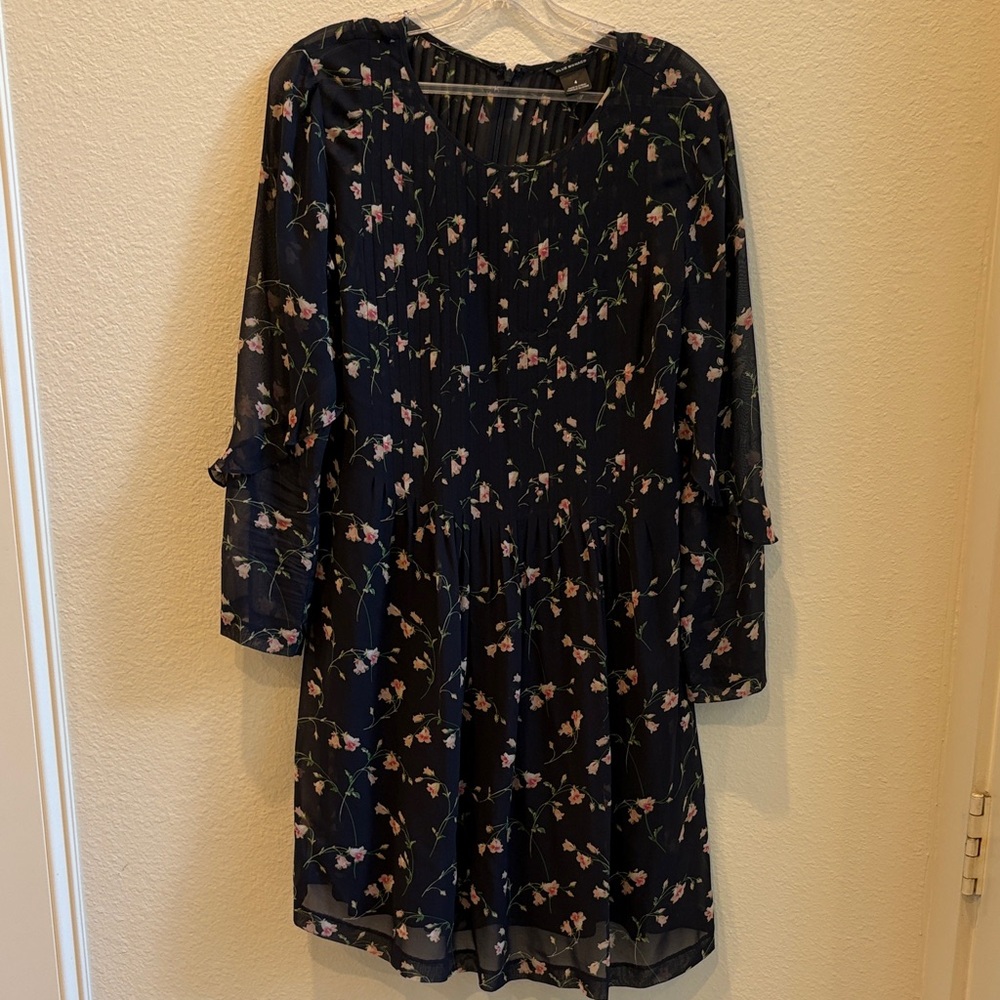 Perfect for Fall!  Club Monaco Navy Floral Dress size 4